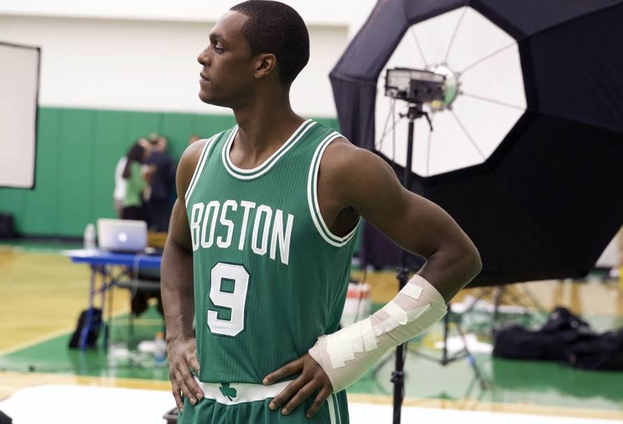 Rajon Rondo (col tutore alla mano sinistra fratturata scivolando nella doccia) posa con la 9 dei Celtics. Reuters